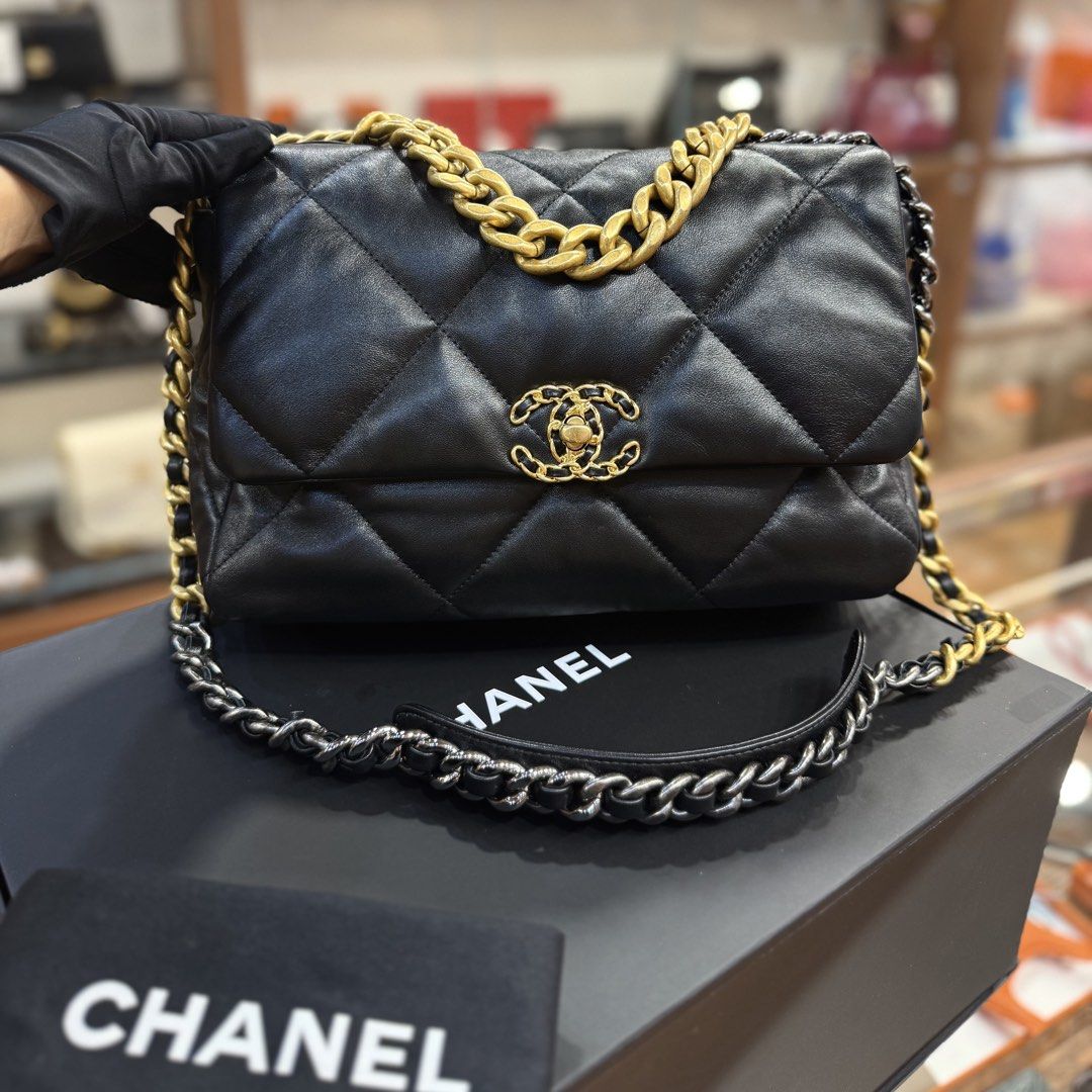 本週限時💎Brand New Chanel 19 Medium Lamskin 黑色羊皮中號復古扣 #晶片 #香奈兒 （分類：手袋及銀包）位於 Hong Kong。 由 pandabag 提交（商品編號 1447188247，圖片 1）。簡介： 【CONDITION】 : BRAND NEW 【STAMP 】: CHIP 【ACCESSORIES】 ： DUST BAG / BOX 【SIZE】：L30cm x H 16.5cm x W 8.5cm STRAP : 101CM。