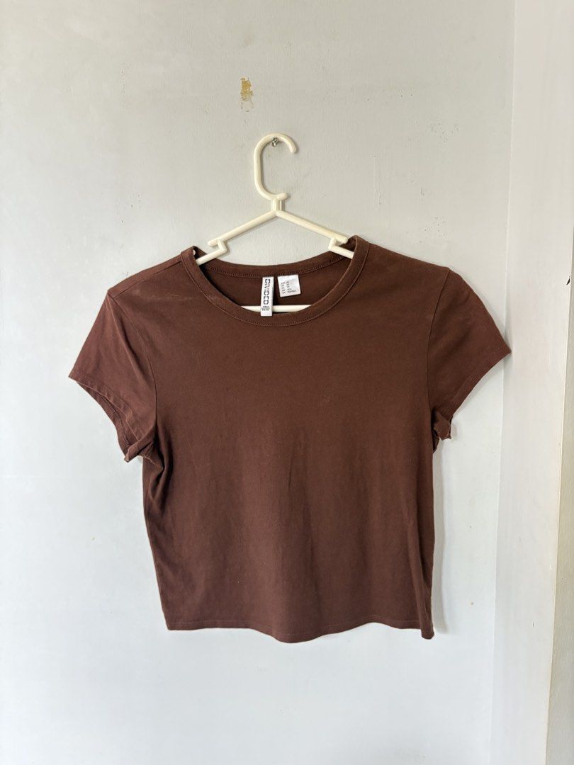 Brown H&M Divided Cropped T-Shirt (Category: Shirts) located in Bauan. Submitted by 131d_ (Listing ID 1447171203, Image 1). Description: - Basic brown cropped t-shirt - Brand: H&M Divided - Features: Short sleeves, crew neck .
