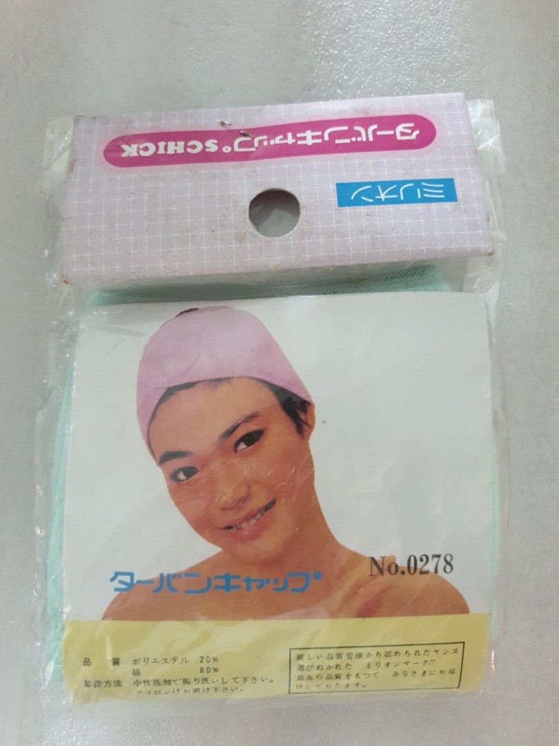 Bundle (Category: Vision Care) located in Singapore. Submitted by buriedtreasure (Listing ID 1447181591, Image 3). Description: Bundle comes with - 2 brand new storage containers - BN 1 brand new stainless steel water bottle - BN Sauce bottle holder UV disinfection lamp - BN Hair wrap - BN Rubber small bottle holder - BN.