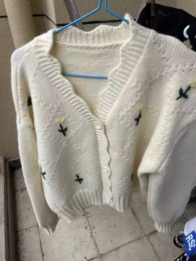 cardigan rajut crop bunga cream (Kategori: Atasan) berada di Bandarlampung. Dikirim oleh pinkyybluegreen (ID iklan 1447151286, Gambar 1). Deskripsi: jarang digunakan. panjang 55cm co only by Oren 🍊.