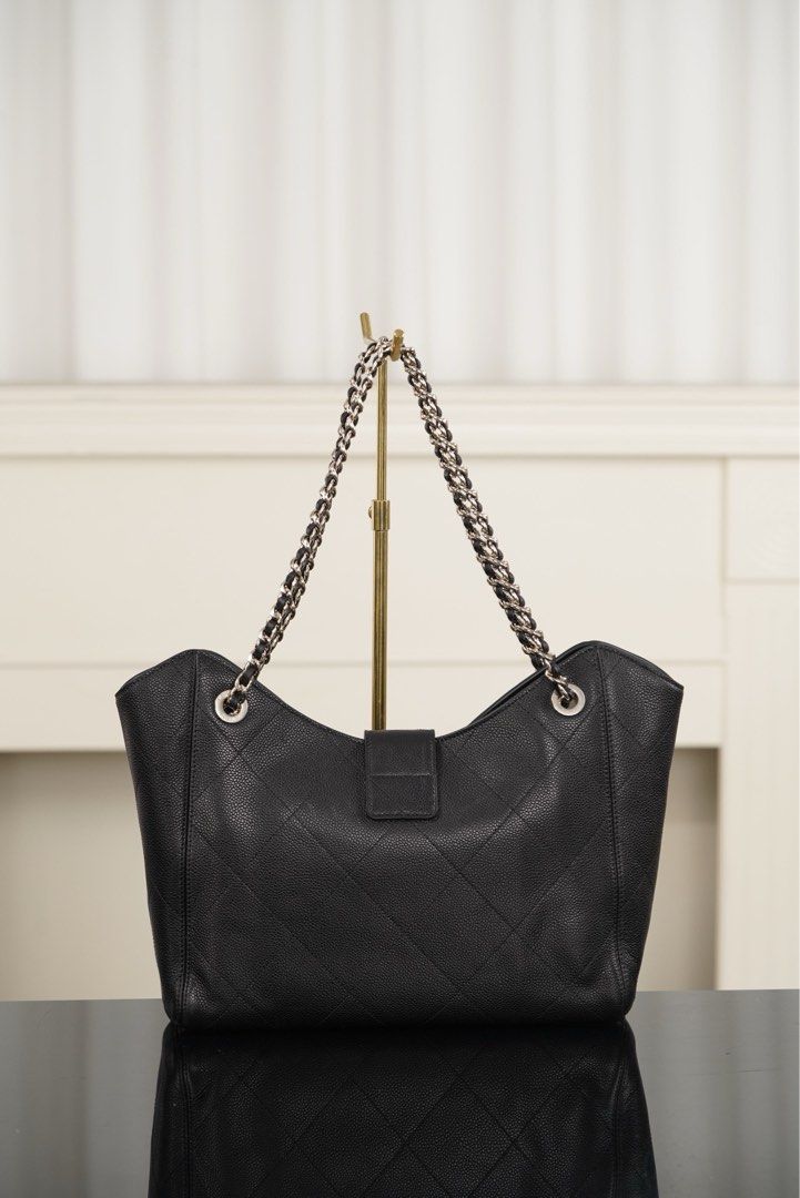 🆕💯CH 26P Tote Bag (Category: Bags & Wallets) located in Ampang. Submitted by claradealss2 (Listing ID 1447140182, Image 2). Description: CH 26P Tote Bag 🌟25*32*12 cm 🌟Brand New Please read the description carefully before making inquiries: Our leather and materials are sourced exclusively from the same leather supplier as C.H, imported directly from Italy. We invite you to examine the photos we have provided and let the exquisite details spea