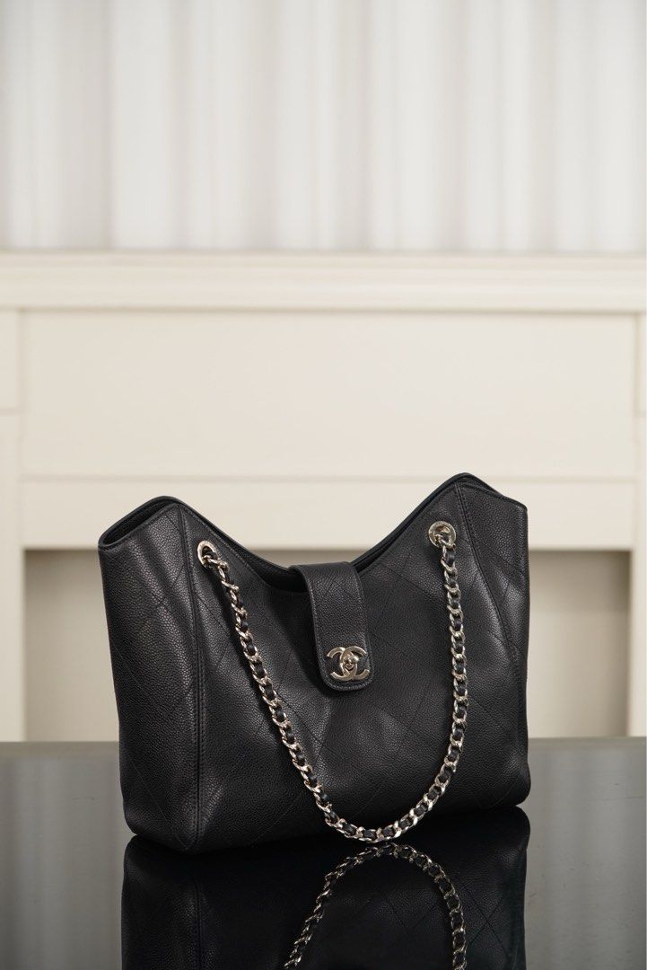 🆕💯CH 26P Tote Bag (Category: Bags & Wallets) located in Ampang. Submitted by claradealss2 (Listing ID 1447140182, Image 3). Description: CH 26P Tote Bag 🌟25*32*12 cm 🌟Brand New Please read the description carefully before making inquiries: Our leather and materials are sourced exclusively from the same leather supplier as C.H, imported directly from Italy. We invite you to examine the photos we have provided and let the exquisite details spea