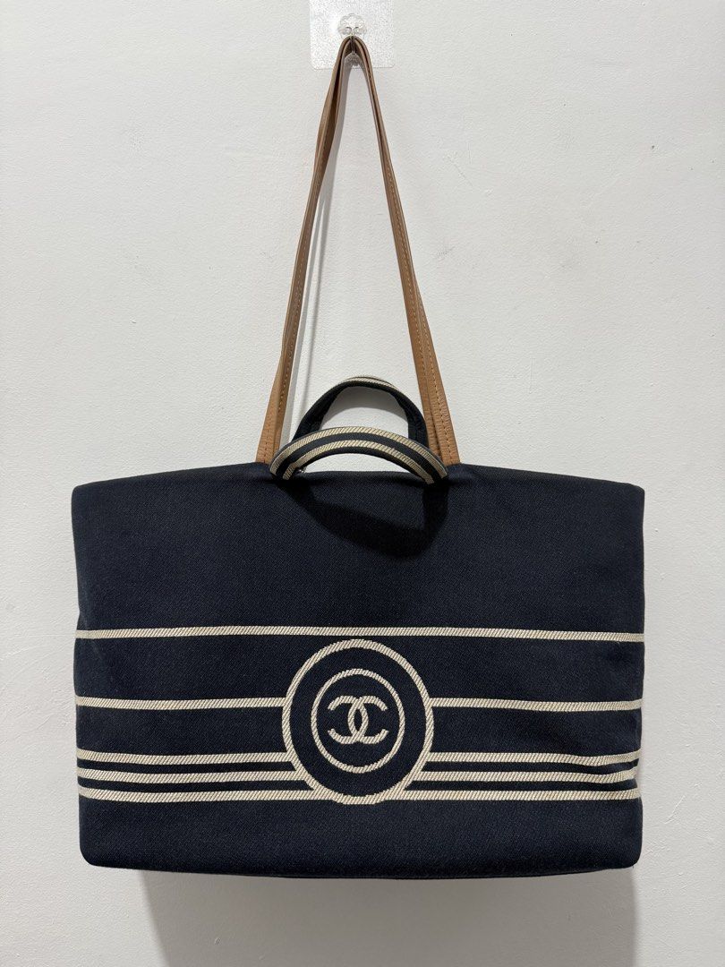Chanel bag (Category: Luxury Bags & Wallets) located in Sorsogon. Submitted by jovert_23alviz (Listing ID 1447274851, Image 1). Description: Excellent condition No major issue Message for other details.