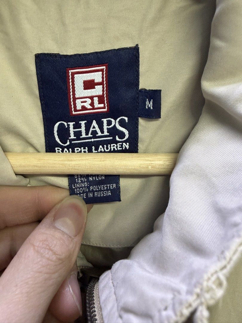 由 secondhandclothessell (刊登 ID 1447259131，圖片 3) 提交，位於 新北市 (New Taipei) 的 CHAPS Ralph Lauren 米杏色立領薄外套｜美式休閒防風夾克 經典百搭｜二手衣物販售處｜外1355 (類別：外套、夾克、大衣)，說明：肩寬：52 shoulder width 胸寬：62 chest width 衣長：70 garment length 袖長：63 sleeve length 測量單位：cm（公分） ⚠️賣場規則⚠️ 1.沒有任何實穿照片 2.手動量測難免會有誤差3～5cm，請多多體諒！！ 3.二手衣品項難免會有一點小瑕疵，或是起毛球，請可以接受再下單！！ 4.任兩件折$100 三件折$150 四件折$200 以此類推，滿$1000即可免運，有需要都可以私訊幫開賣場！！ 5.沒有面交的服務！！ 6.請不要議價，已經很便宜了！ 7.賣場有保留最終出貨權，可接受以上規則再購買！！。