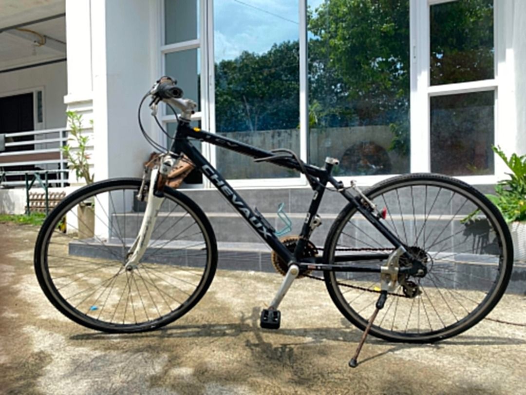 CHEVAUX Bicycle (Category: Bicycles) located in Luna. Submitted by joelrilloraza (Listing ID 1447254836, Image 2). Description: - CHEVAUX bicycle - Black frame with silver lettering - Shimano gears - Water bottle cage included - Some signs of wear on frame and fork - Tires in decent condition - Great for commuting or casual rides.