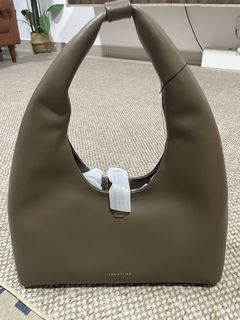 (Category: ) located in . Submitted by wardrobeandco (Listing ID 1447169531, Image 1). Description: .