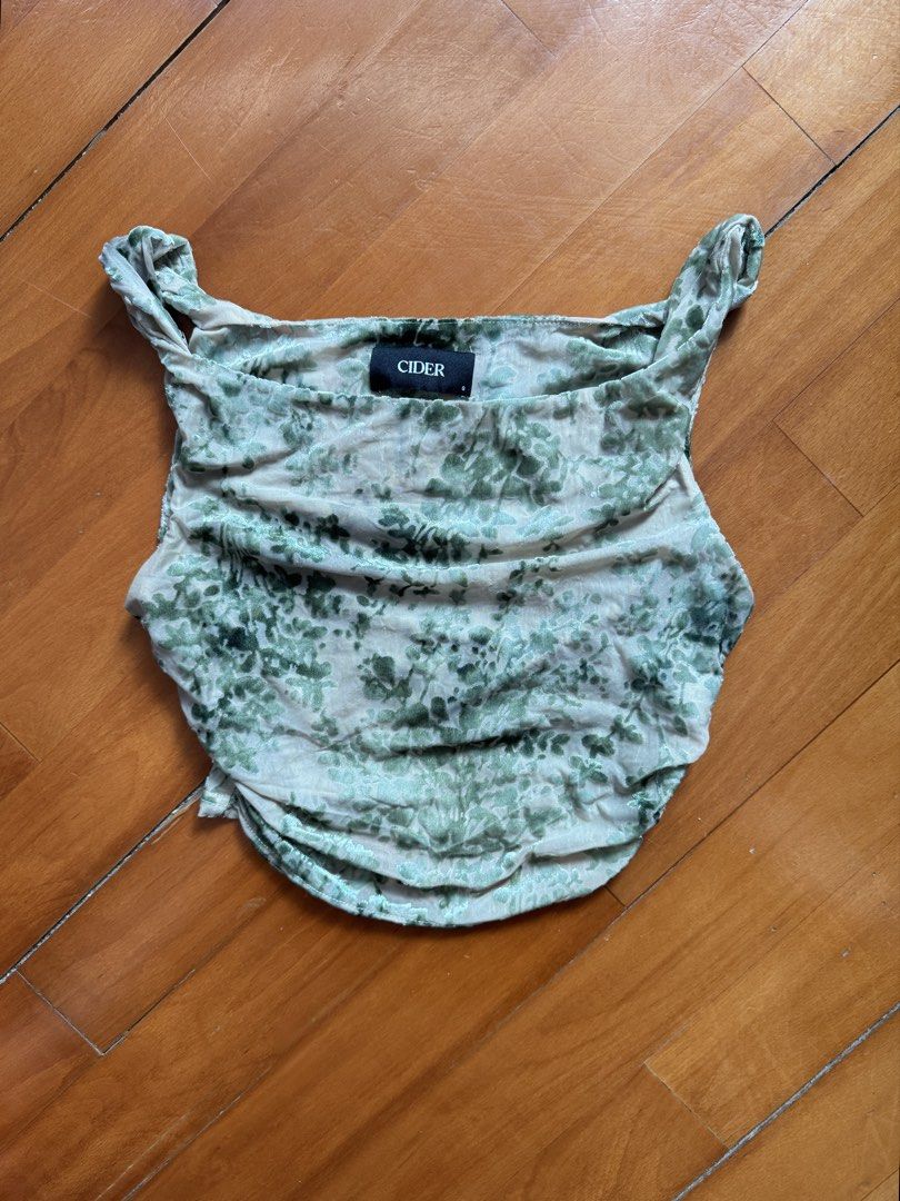 Cider green top （分類：背心）位於 Hong Kong。 由 rosyhk 提交（商品編號 1447215604，圖片 1）。簡介： 。