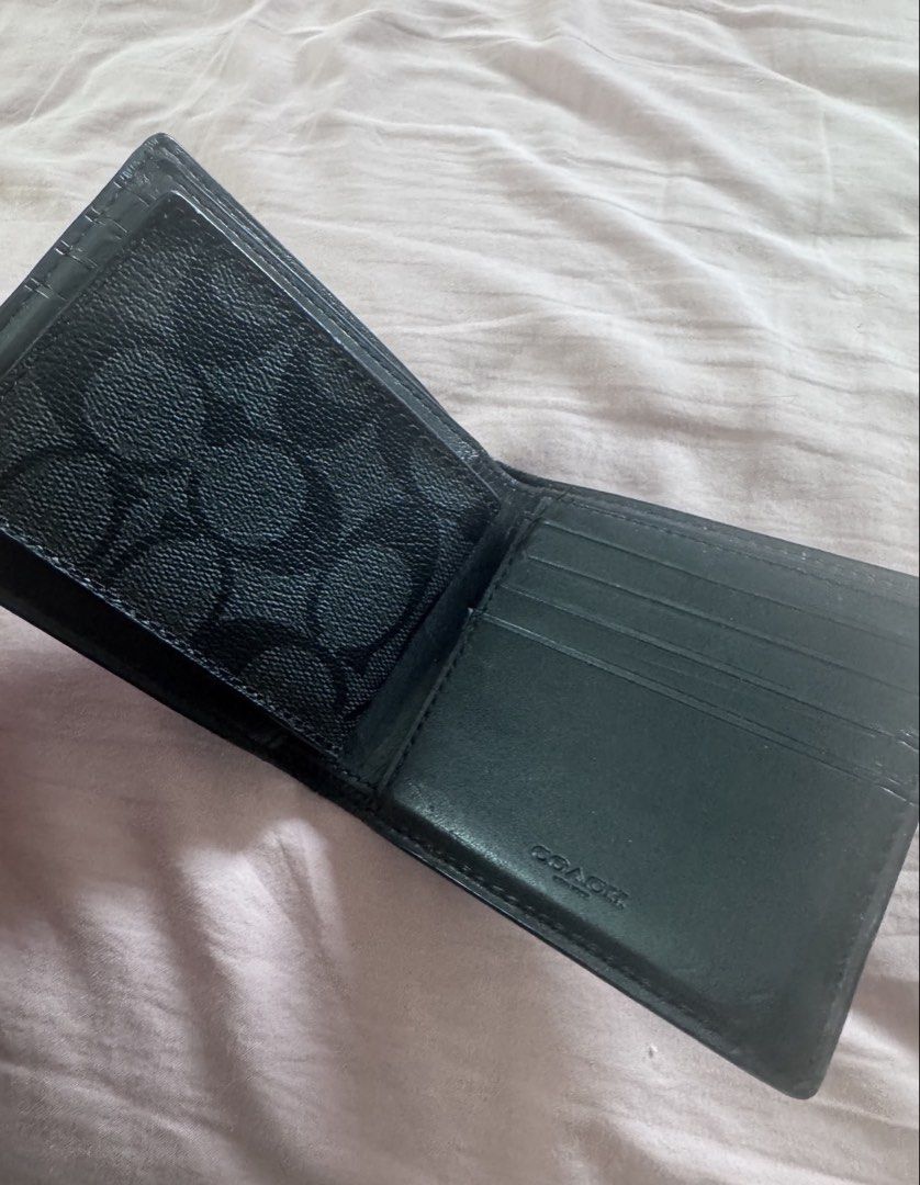 Coach Signature Bifold Wallet （分類：銀包、卡片套）位於 Hong Kong。 由 ll84733 提交（商品編號 1447240512，圖片 3）。簡介： Coach bifold wallet.一個卡包加一個銀包，甩皮。