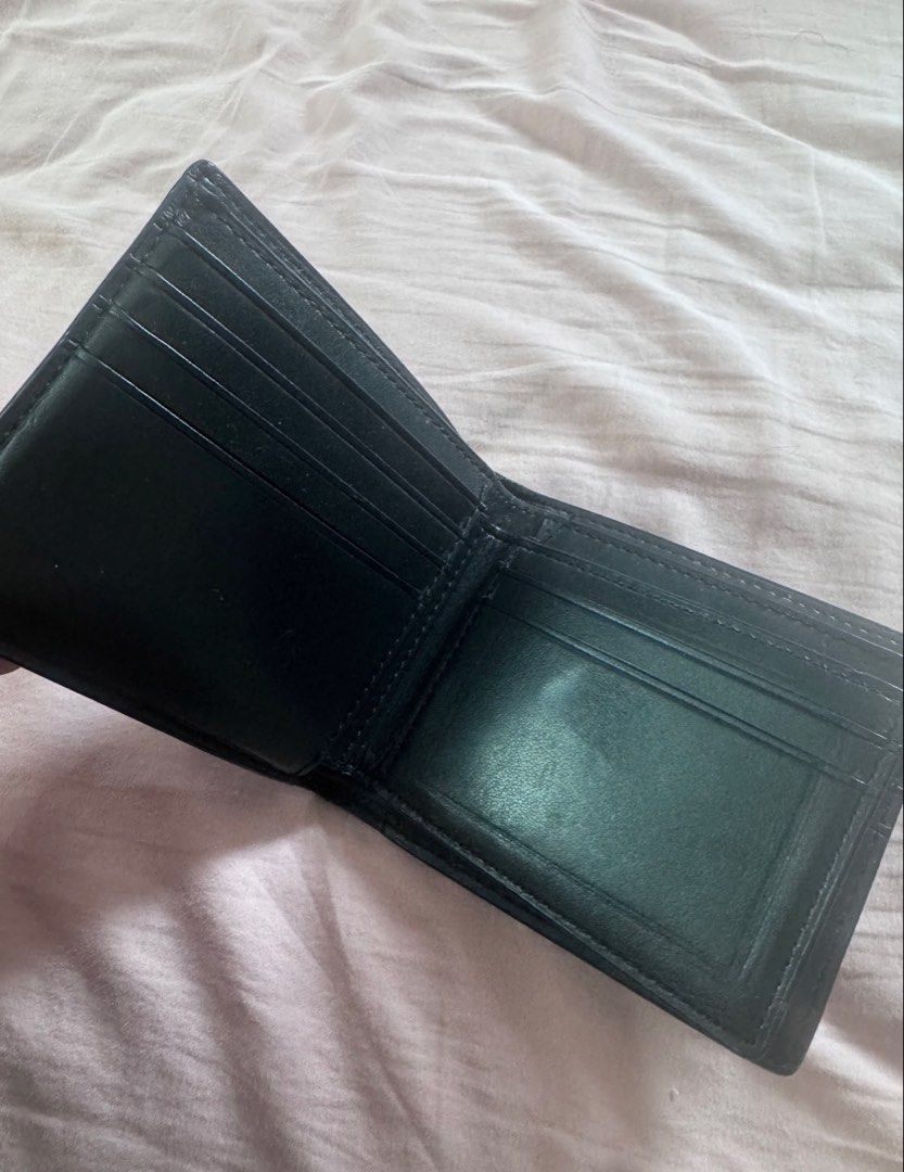 Coach Signature Bifold Wallet （分類：銀包、卡片套）位於 Hong Kong。 由 ll84733 提交（商品編號 1447240512，圖片 2）。簡介： Coach bifold wallet.一個卡包加一個銀包，甩皮。