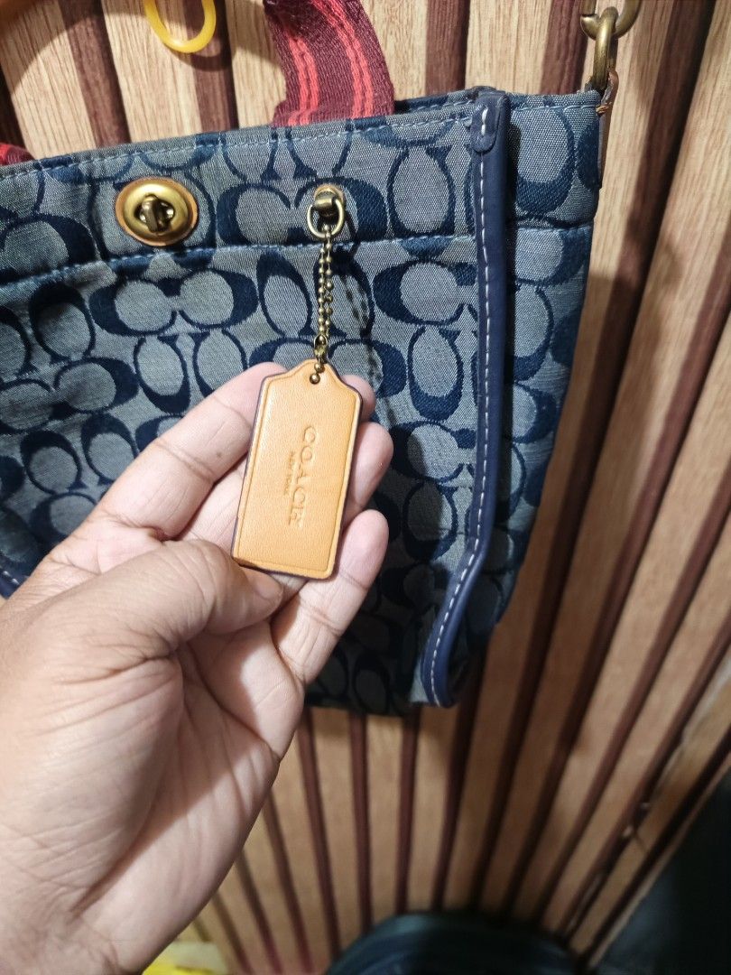 Coach signature tote bag (Category: Luxury Bags & Wallets) located in Cebu City. Submitted by negotiableprice22 (Listing ID 1447163795, Image 2). Description: coach tote bag blue canva made in Vietnam very good for casual and everyday use pansinin po sya since blue po sya available.