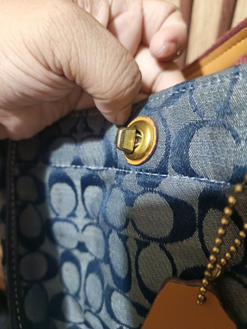 Coach signature tote bag (Category: Luxury Bags & Wallets) located in Cebu City. Submitted by negotiableprice22 (Listing ID 1447163795, Image 3). Description: coach tote bag blue canva made in Vietnam very good for casual and everyday use pansinin po sya since blue po sya available.