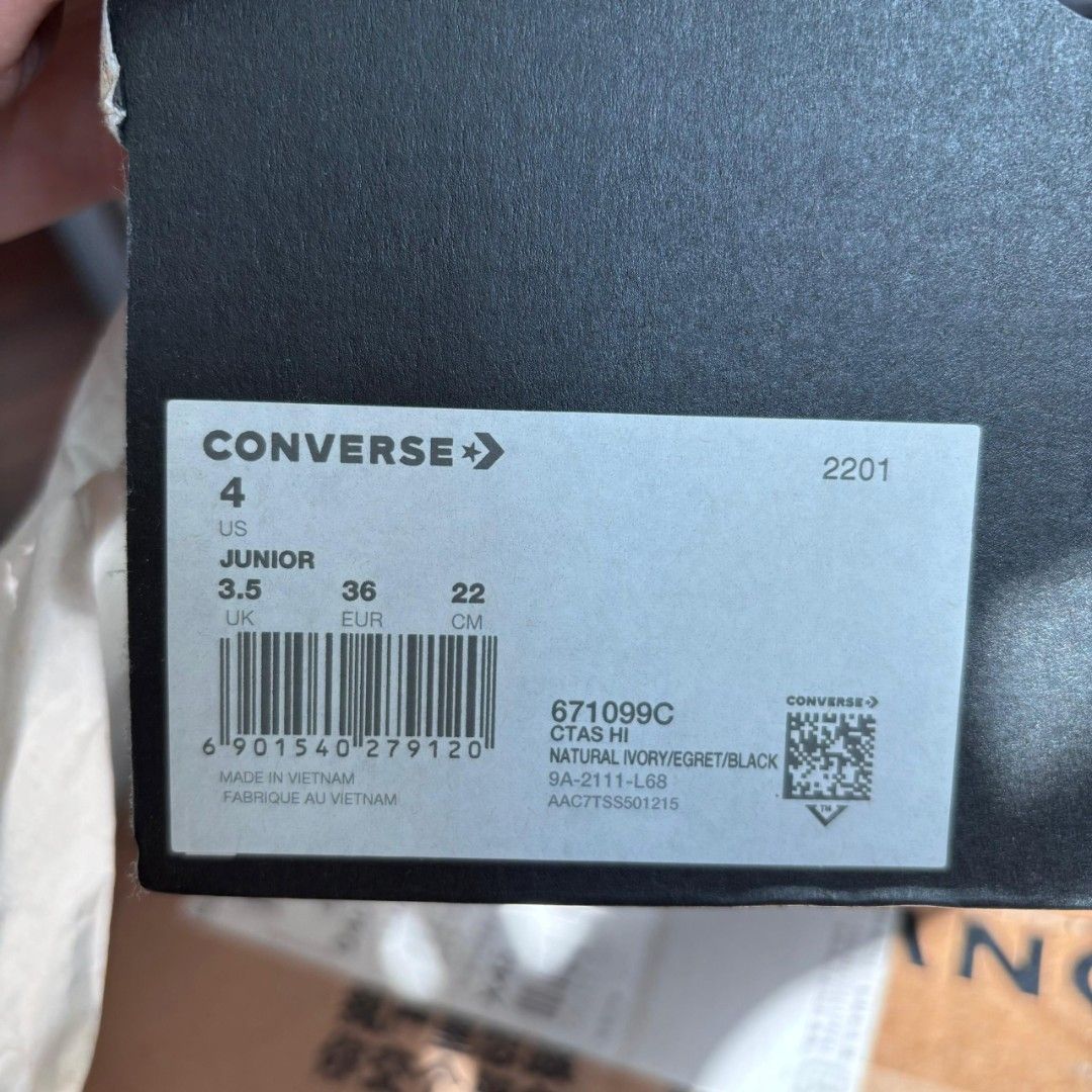 Converse junior embroidery all start sneaker (Category: Sneakers) located in Kota Kinabalu. Submitted by shuen_01 (Listing ID 1447126375, Image 3). Description: Euro 36, 22cm.