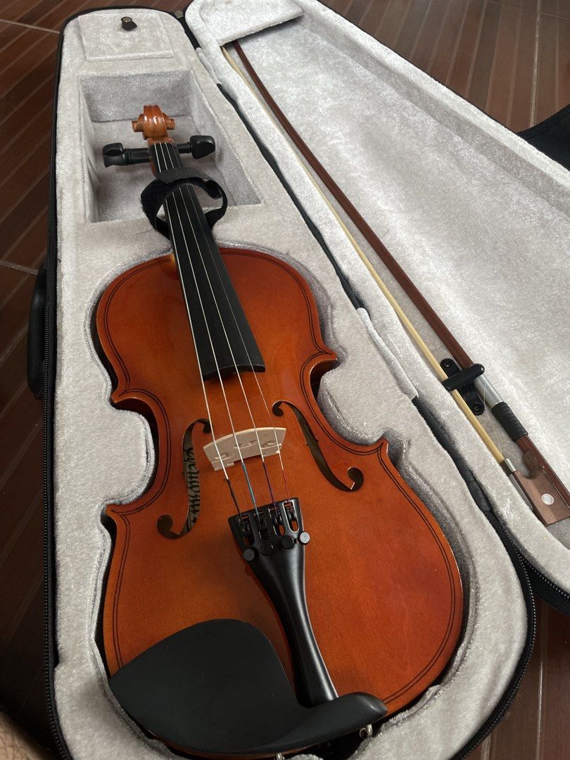 Cremozart 3/4 Violin with Bow (Category: Musical Instruments) located in Calamba. Submitted by 0pium.12 (Listing ID 1447195977, Image 2). Description: Selling my little sister’s Cremozart 3/4 Violin with Bow - Comes with a case (includes small accessory compartment) - Includes a Rosin - Ideal for beginner to intermediate players -slightly negotiable RFS: Not using anymore.