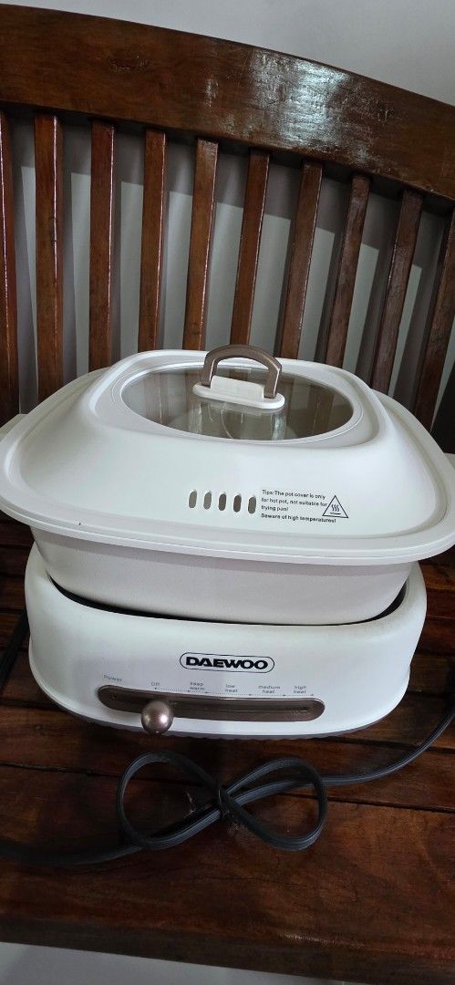 DAEWOO Electric Pot with Glass Lid (Category: Cookware & Accessories) located in Santa Maria. Submitted by ellahqy28 (Listing ID 1447171735, Image 1). Description: - White DAEWOO electric pot - Comes with a glass lid and a handle - Features a temperature control dial - Power cord included - Ideal for cooking small meals or heating up food - User-friendly and easy to store.