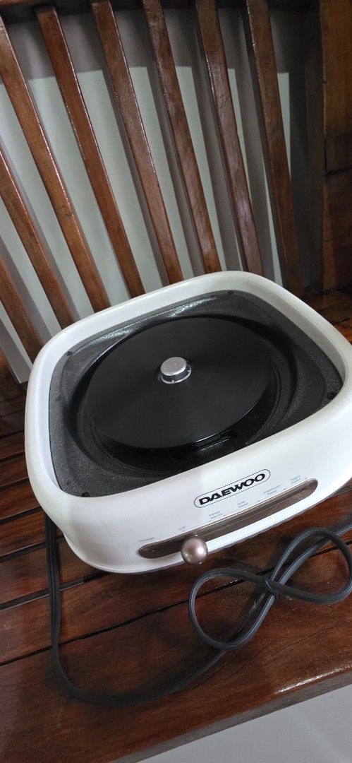 DAEWOO Electric Pot with Glass Lid (Category: Cookware & Accessories) located in Santa Maria. Submitted by ellahqy28 (Listing ID 1447171735, Image 3). Description: - White DAEWOO electric pot - Comes with a glass lid and a handle - Features a temperature control dial - Power cord included - Ideal for cooking small meals or heating up food - User-friendly and easy to store.