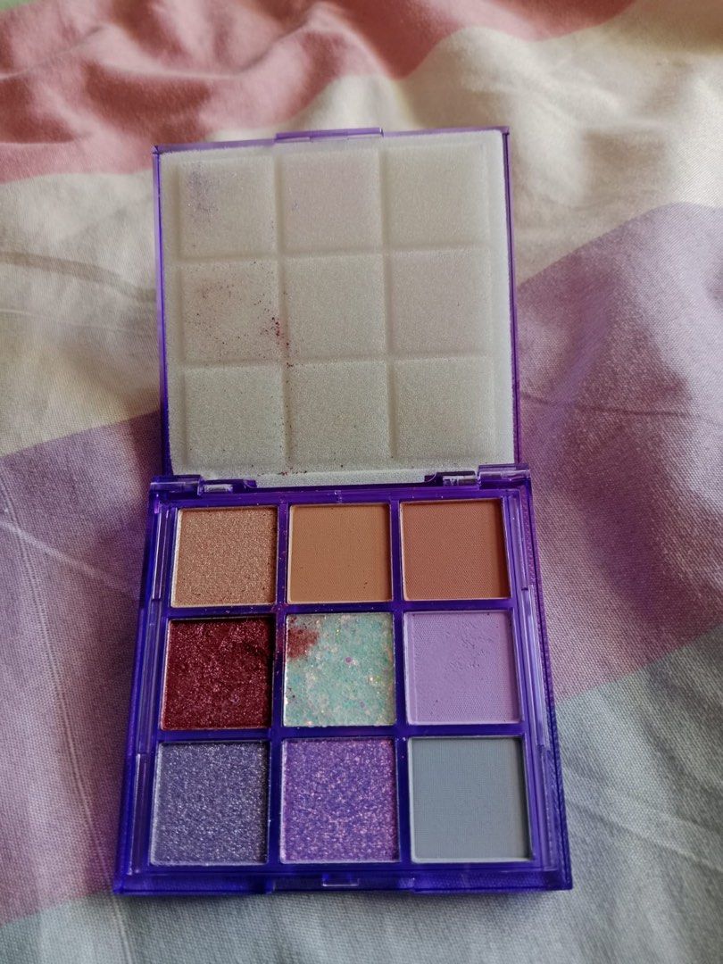 Dazzle me eyeshadow (Category: Makeup) located in Manila. Submitted by mhiray_ph28 (Listing ID 1447237660, Image 2). Description: One shade lang yung ginamit.