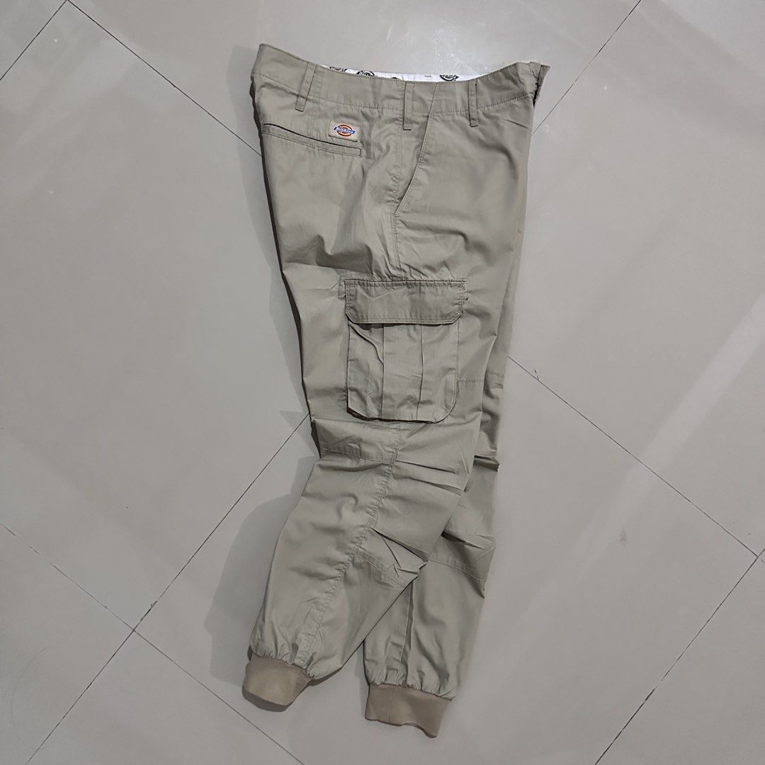 Dickies Cargo Jogger Pants (Category: Joggers) located in Irosin. Submitted by kylebri (Listing ID 1447240075, Image 1). Description: Dickies Cargo Jogger Pants excellent condition no issue size 32 length 37 direct message me ! 📥.