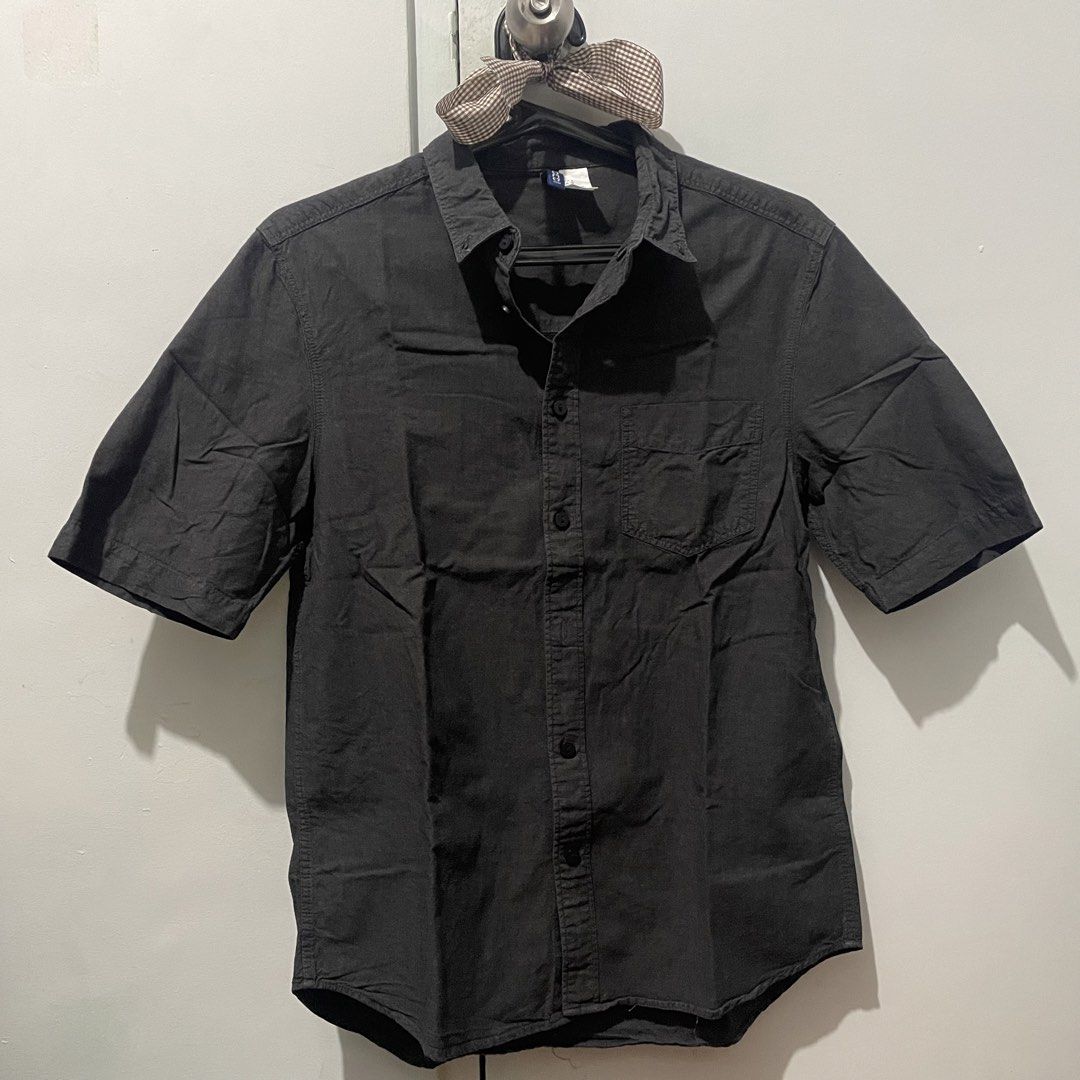 DIVIDED H&M Black Short Sleeve Button Up Shirt (Category: Shirts) located in Quezon City. Submitted by declutteriea (Listing ID 1447258678, Image 1). Description: notes: - very pogi hehe - no when worn pics :) mop: gcash mod: j&t, flash, ggx.