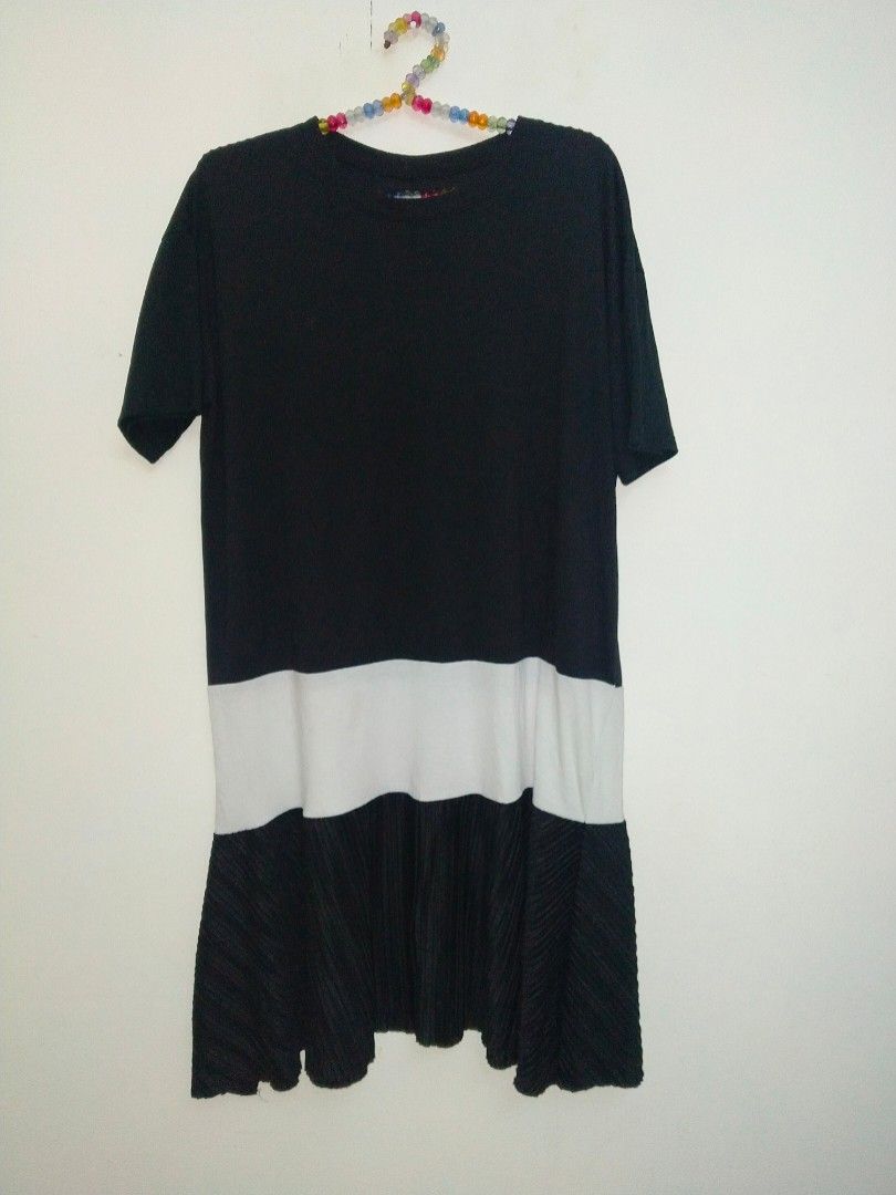 Dress hitam putih pleats (Kategori: Gaun & Rok) berada di Jakarta Pusat. Dikirim oleh ladymarryfairy (ID iklan 1447212523, Gambar 1). Deskripsi: Dress all size bahan kaos mix pleats. Defect noda kecil dibagian belakang. LD -+115 cm, P -+93cm.
