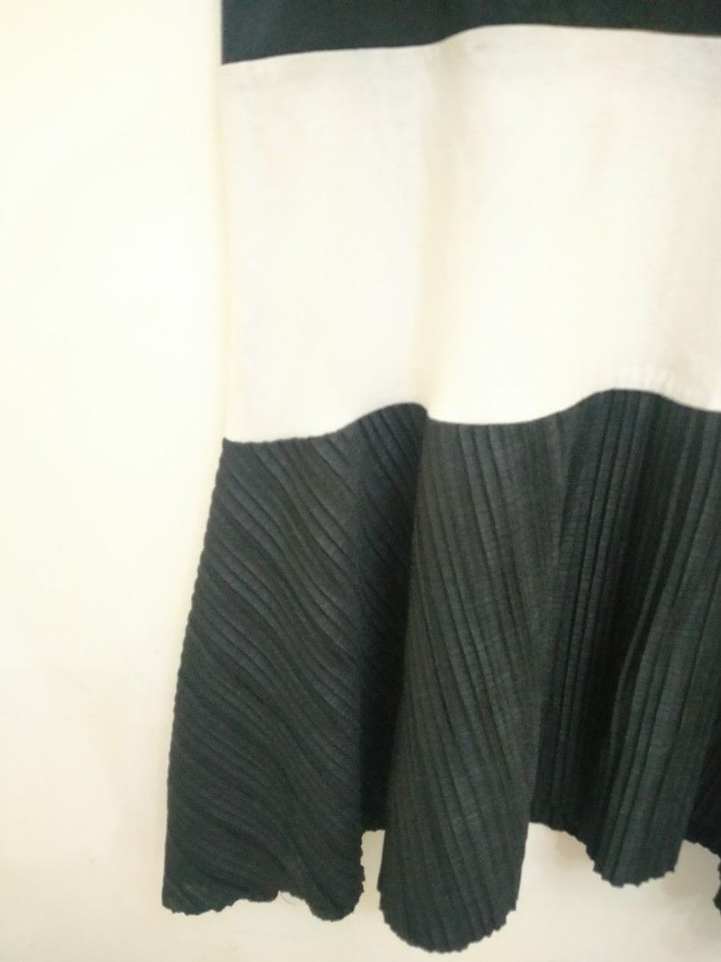 Dress hitam putih pleats (Kategori: Gaun & Rok) berada di Jakarta Pusat. Dikirim oleh ladymarryfairy (ID iklan 1447212523, Gambar 2). Deskripsi: Dress all size bahan kaos mix pleats. Defect noda kecil dibagian belakang. LD -+115 cm, P -+93cm.