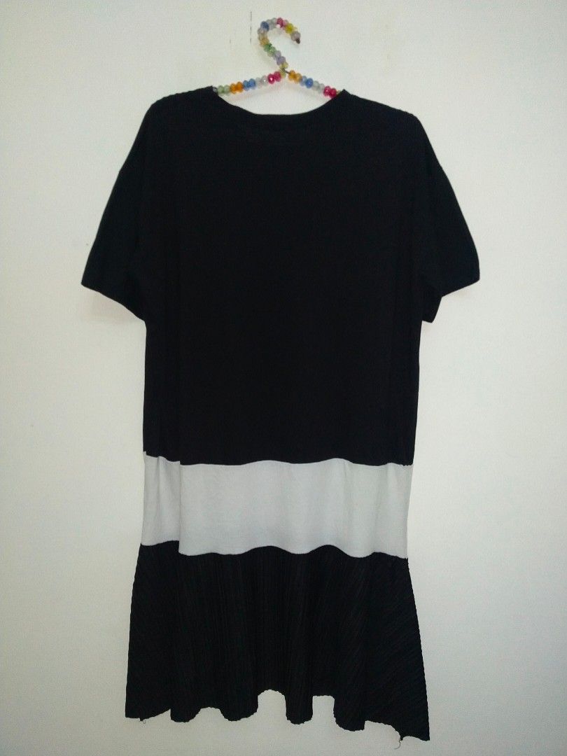 Dress hitam putih pleats (Kategori: Gaun & Rok) berada di Jakarta Pusat. Dikirim oleh ladymarryfairy (ID iklan 1447212523, Gambar 3). Deskripsi: Dress all size bahan kaos mix pleats. Defect noda kecil dibagian belakang. LD -+115 cm, P -+93cm.