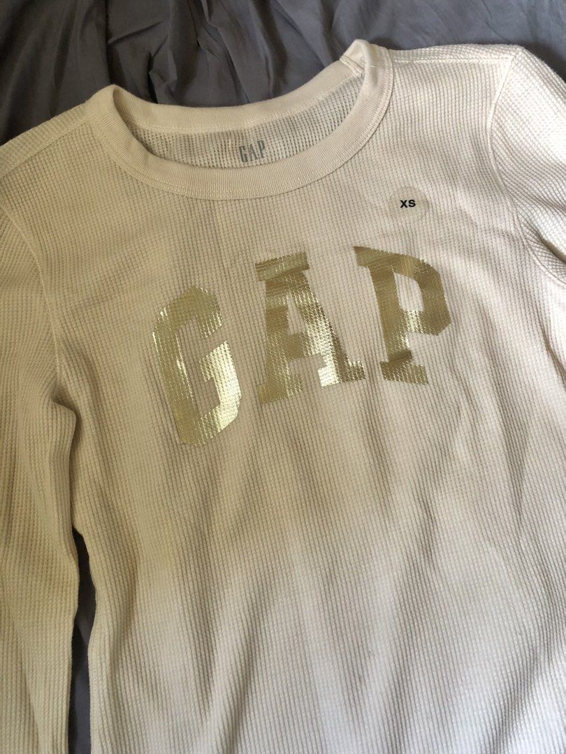 GAP women longsleeve (Category: Longsleeves) located in Urdaneta. Submitted by byells (Listing ID 1447179053, Image 2). Description: Brand new original from US Gold print xs- small Beige color .