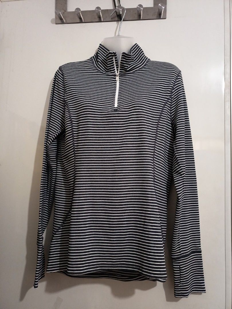 GapFit Active Wear Top Black and White (Category: Activewear) located in Bacoor. Submitted by imshining_23 (Listing ID 1447202958, Image 1). Description: GapFit Active Wear Top black and white stripe Large.