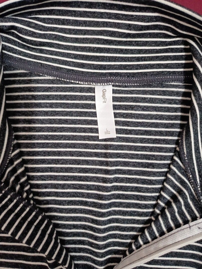 GapFit Active Wear Top Black and White (Category: Activewear) located in Bacoor. Submitted by imshining_23 (Listing ID 1447202958, Image 3). Description: GapFit Active Wear Top black and white stripe Large.