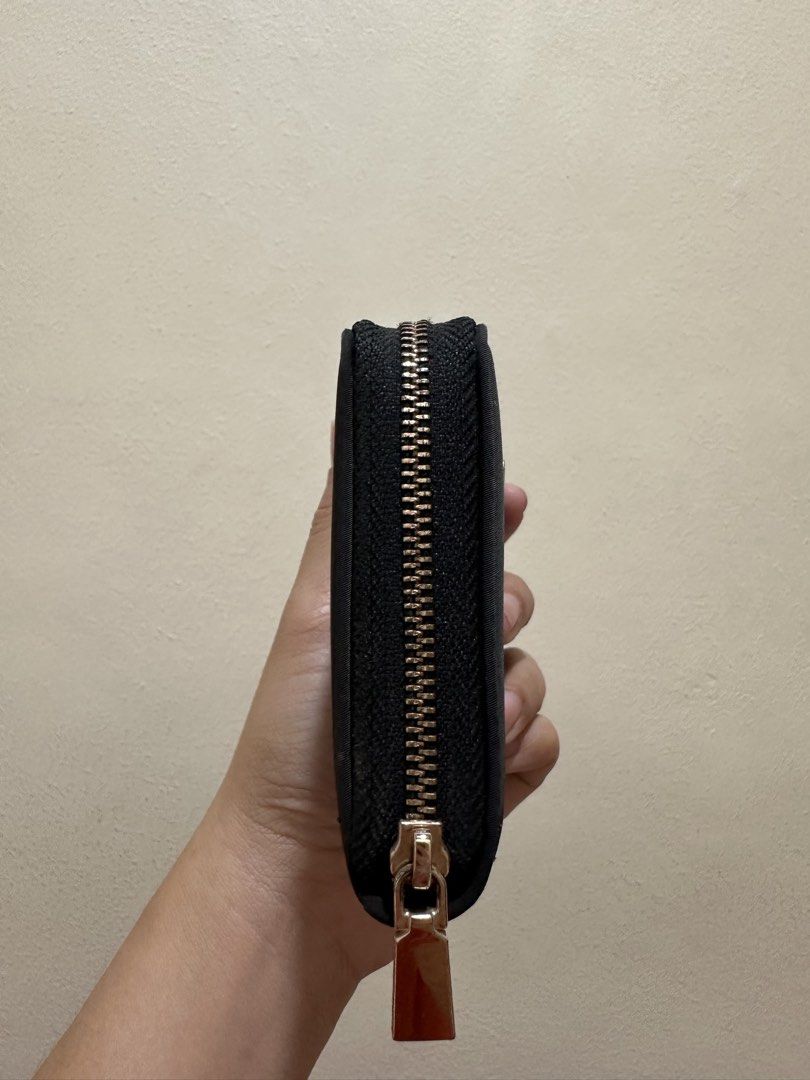 Guess Zip Wallet (Category: Wallets & Card holders) located in Quezon City. Submitted by shaizerp (Listing ID 1447256630, Image 2). Description: - original - bought from rob magnolia - location: QUEZON CITY.