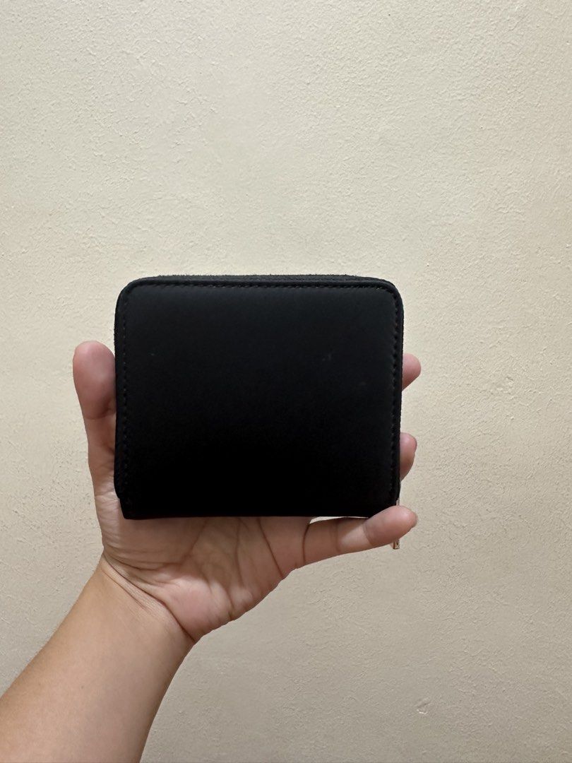 Guess Zip Wallet (Category: Wallets & Card holders) located in Quezon City. Submitted by shaizerp (Listing ID 1447256630, Image 3). Description: - original - bought from rob magnolia - location: QUEZON CITY.
