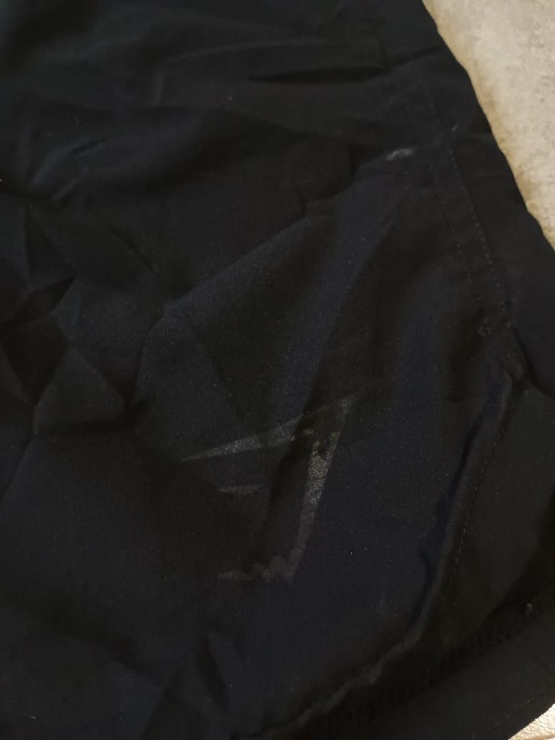 Gymshark Short (Category: Shorts) located in Calape. Submitted by ajgarments (Listing ID 1447263308, Image 3). Description: Excellent Condition Color rate 10/10 Issue: Slightly erased logo (Check 3rd pic) Width 32( Stretchable/Adjustable) length 18.