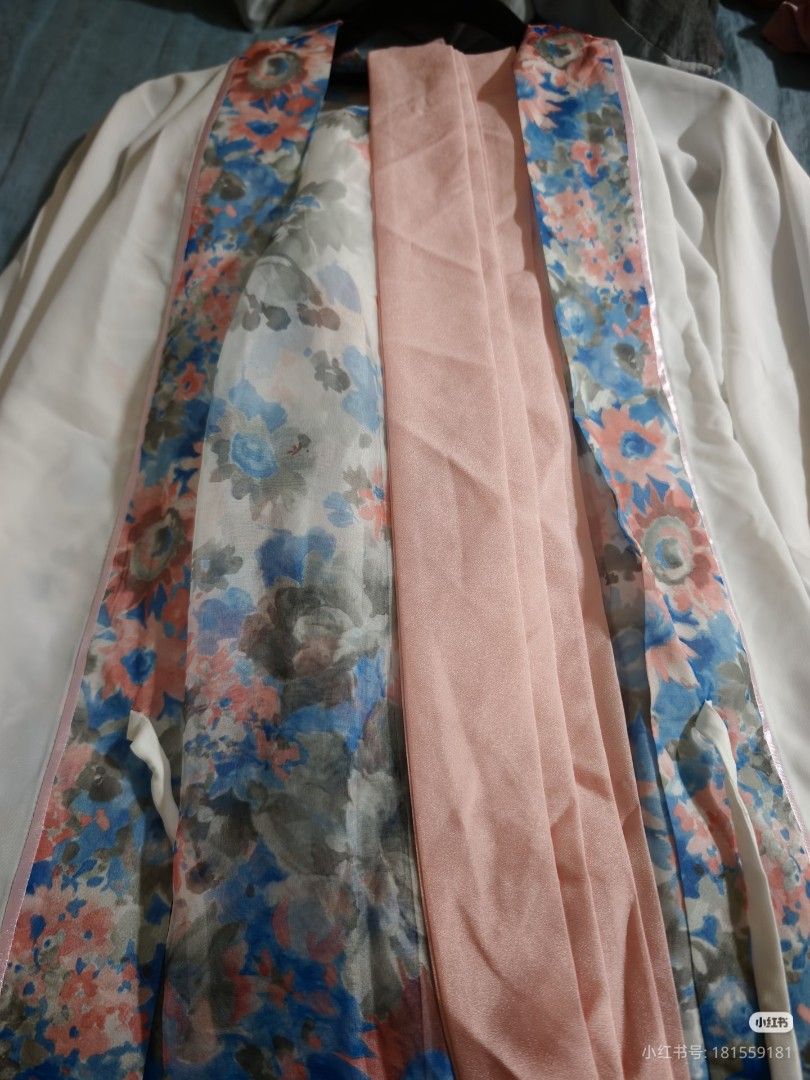 Hanfu Declutter (Category: Traditional & Ethnic wear) located in Singapore. Submitted by chubbychew (Listing ID 1447264971, Image 3). Description: - Hanfu sets - Ideal for cultural events & photoshoots tags: Chinese, culture, cheongsam, period drama, 古装，汉服.