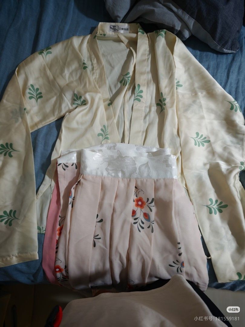 Hanfu Declutter (Category: Traditional & Ethnic wear) located in Singapore. Submitted by chubbychew (Listing ID 1447264971, Image 2). Description: - Hanfu sets - Ideal for cultural events & photoshoots tags: Chinese, culture, cheongsam, period drama, 古装，汉服.