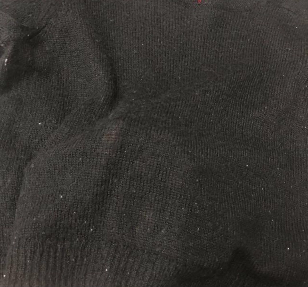 H&m black knit 3/4 top (Category: Blouses) located in Subang Jaya. Submitted by chocomintttt (Listing ID 1447194999, Image 3). Description: Used <5 times In good condition Stretchable, can fit up to M size The white lint balls like thingy on the top as you can see in the picture has been there since I purchased it, honestly look more like a deco lol (but removable) Please only buy if you don’t mind Also, not very visible when worn as shown in the