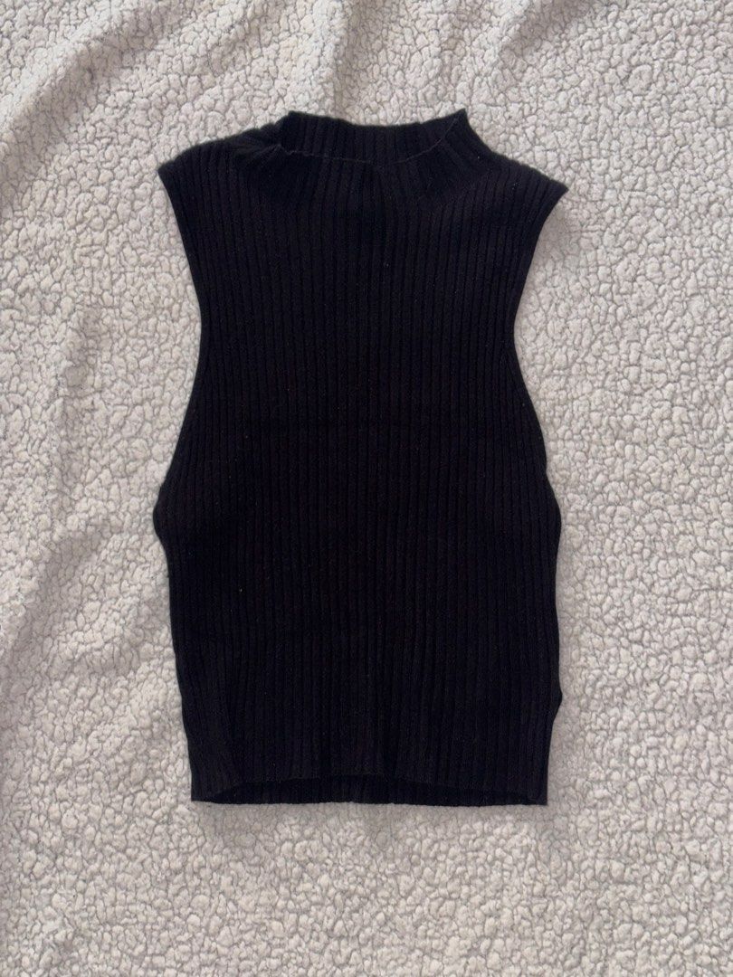 H&M Black Top (Category: Blouses) located in San Fernando. Submitted by declutterdolly (Listing ID 1447209612, Image 2). Description: Size: XS-M Closet clean-out, hoping these find new homes 📍Pampanga.