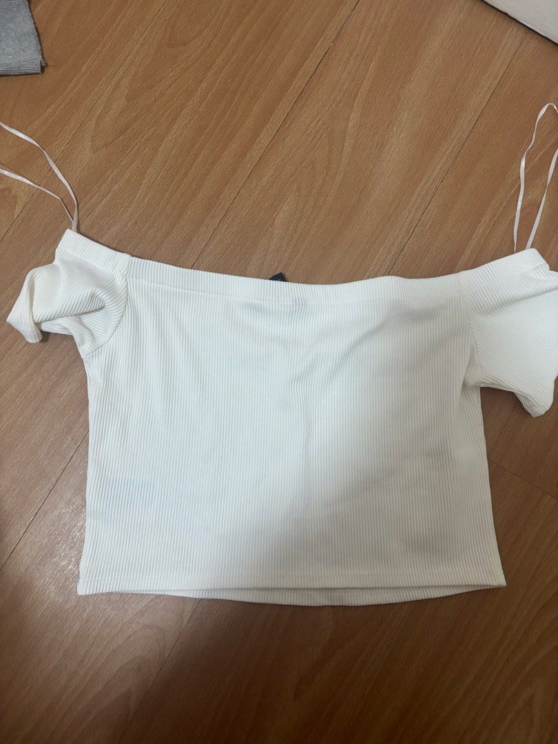 H&M White Ribbed Off-Shoulder Crop Top (Category: Others Tops) located in Manila. Submitted by __elizeg (Listing ID 1447191526, Image 1). Description: - White ribbed crop top - Off-shoulder style - Short sleeves.