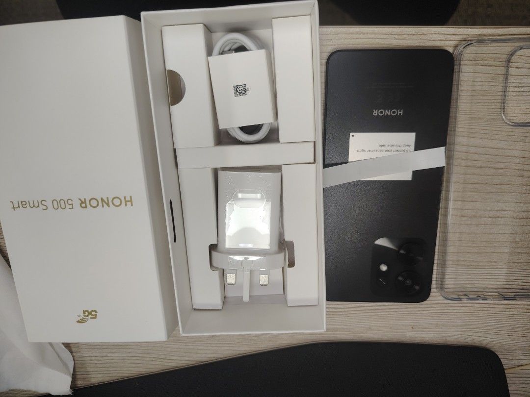 Honor (Category: Honor) located in Kuala Lumpur. Submitted by muhammadzyed_ (Listing ID 1447172012, Image 2). Description: HONOR 500 Smart 5G (spec ringkas) * Skrin: 6.75 inci LCD HD+, 90Hz * Processor: MediaTek Dimensity 6300 (5G) * RAM: 8GB + RAM Turbo * Storan: 256GB (sokong microSD hingga 1TB) * Kamera belakang: 50MP AI * Kamera depan: 5MP * Bateri: 5,260mAh * Pengecasan: 35W SuperCharge * OS: MagicOS berasaskan Android * Rangkaian: 5G dual S