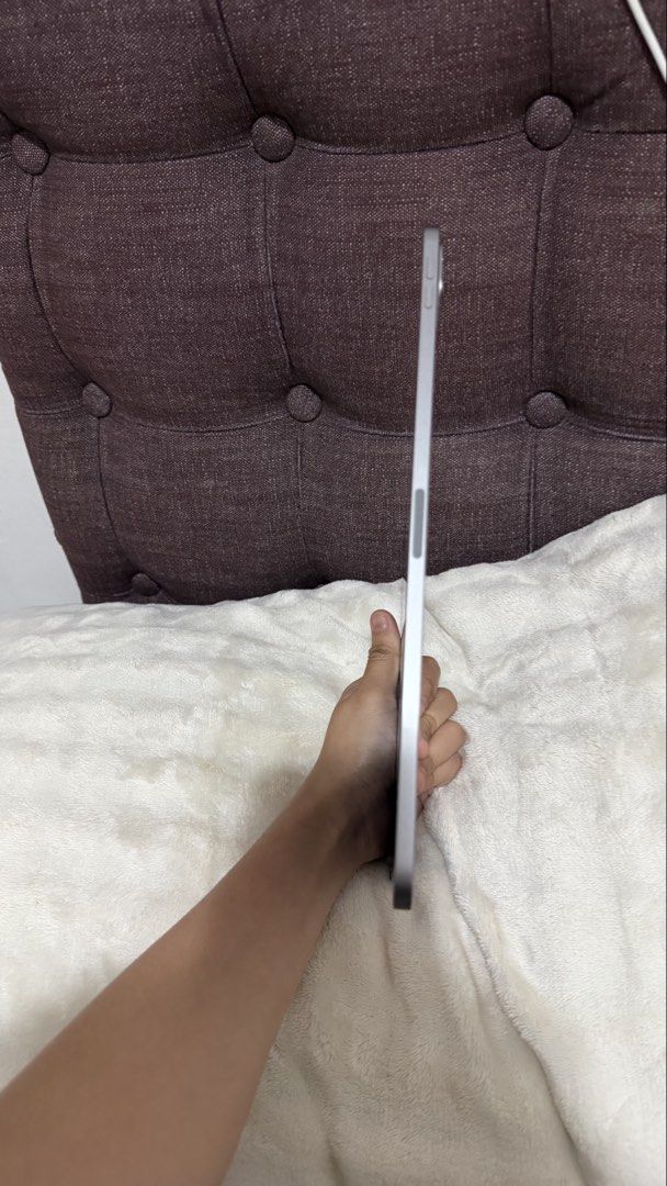 Ipad Pro 11 Inch 4th Gen Wifi 128GB (Category: iPad) located in Manila. Submitted by buymythingszpls (Listing ID 1447278769, Image 2). Description: very minimal dent on the right side :) rfs: will buy macbook neo .