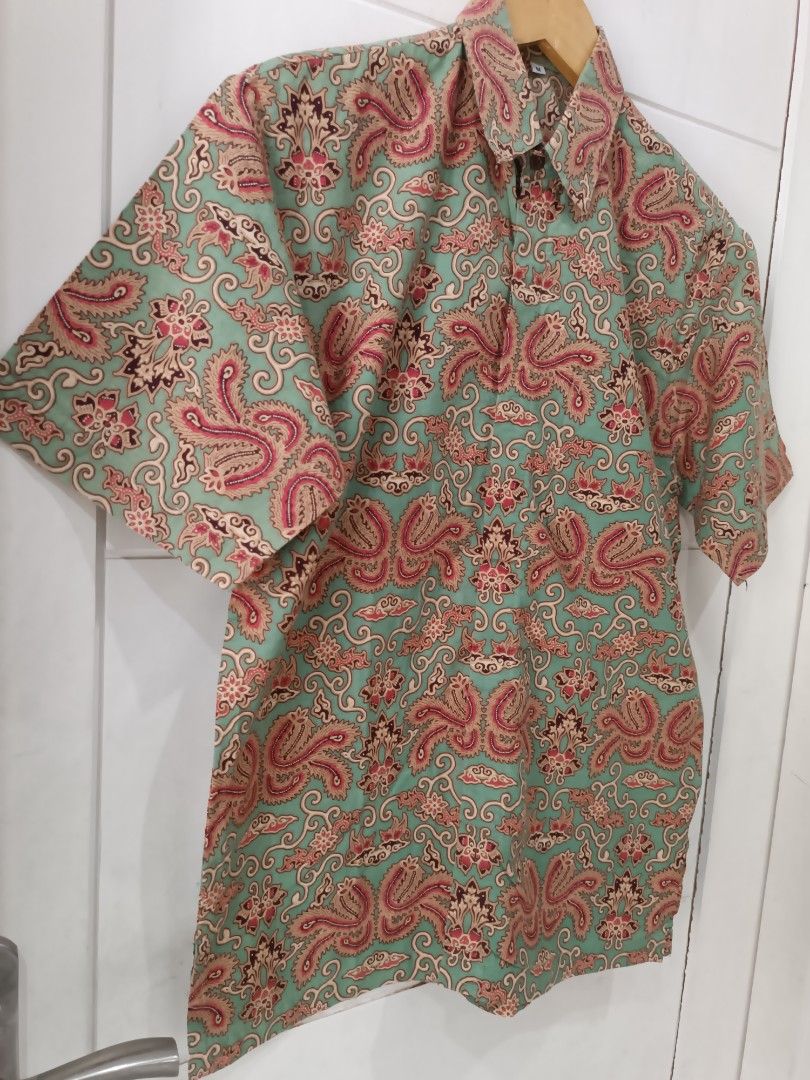 Kemeja Batik Pria Lengan Pendek Bahan Katun Size M Warna Hijau Motif Preloved (Kategori: Atasan) berada di Depok. Dikirim oleh nairaloved (ID iklan 1447209538, Gambar 3). Deskripsi: kondisi bagus size M lebar dada 53 panjang baju 74 panjang lengan 27.