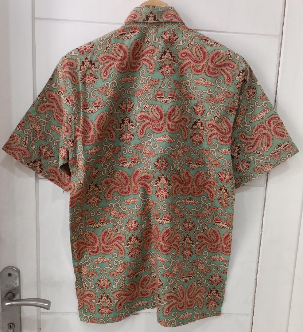 Kemeja Batik Pria Lengan Pendek Bahan Katun Size M Warna Hijau Motif Preloved (Kategori: Atasan) berada di Depok. Dikirim oleh nairaloved (ID iklan 1447209538, Gambar 2). Deskripsi: kondisi bagus size M lebar dada 53 panjang baju 74 panjang lengan 27.