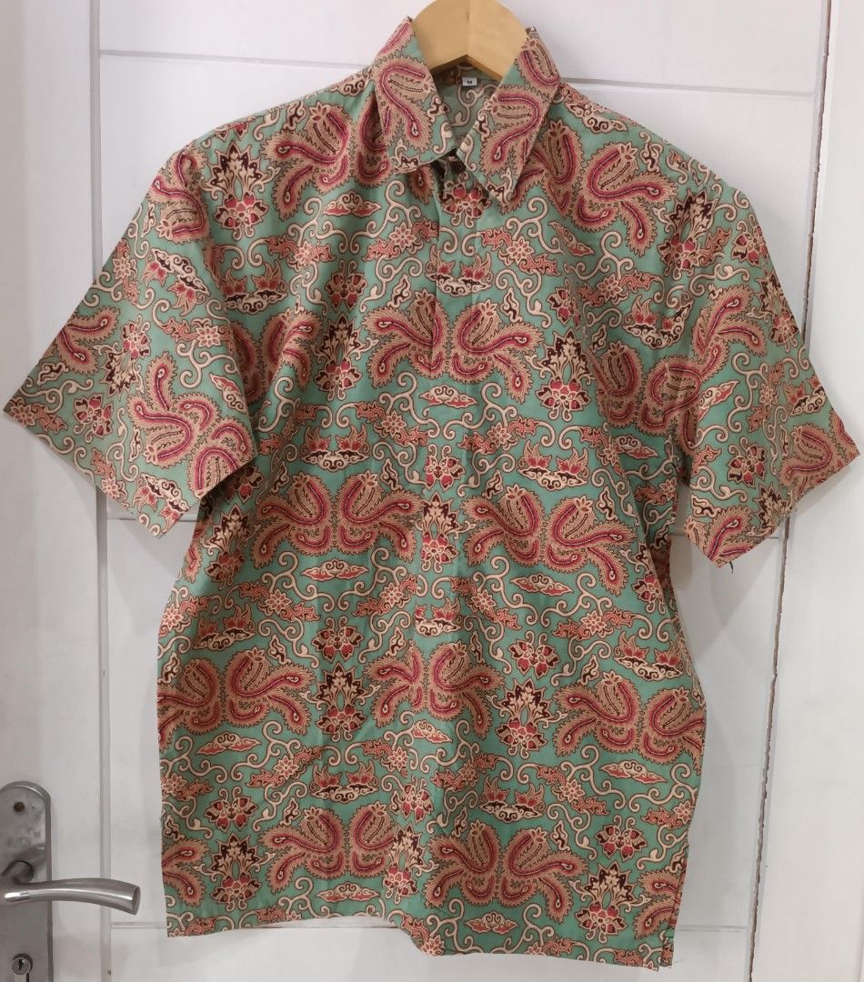 Kemeja Batik Pria Lengan Pendek Bahan Katun Size M Warna Hijau Motif Preloved (Kategori: Atasan) berada di Depok. Dikirim oleh nairaloved (ID iklan 1447209538, Gambar 1). Deskripsi: kondisi bagus size M lebar dada 53 panjang baju 74 panjang lengan 27.
