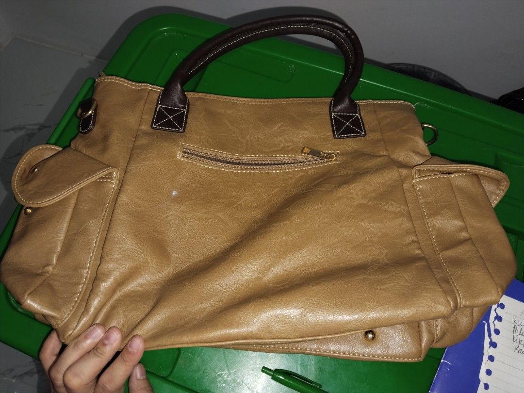 Large bag without sling (Category: Luxury Bags & Wallets) located in Loay. Submitted by newdeer-a792e8 (Listing ID 1447229464, Image 3). Description: looks new ni sling.