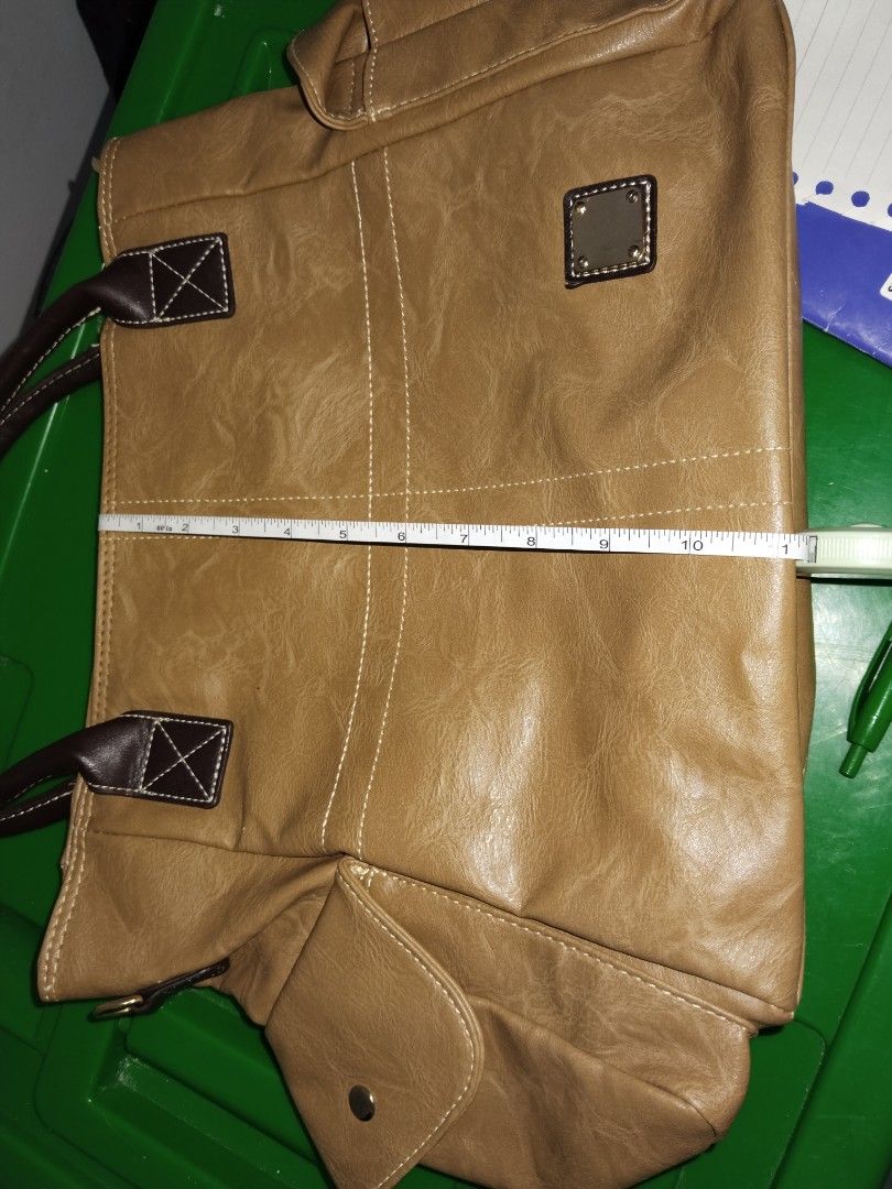 Large bag without sling (Category: Luxury Bags & Wallets) located in Loay. Submitted by newdeer-a792e8 (Listing ID 1447229464, Image 2). Description: looks new ni sling.