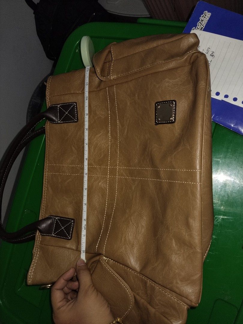 Large bag without sling (Category: Luxury Bags & Wallets) located in Loay. Submitted by newdeer-a792e8 (Listing ID 1447229464, Image 1). Description: looks new ni sling.