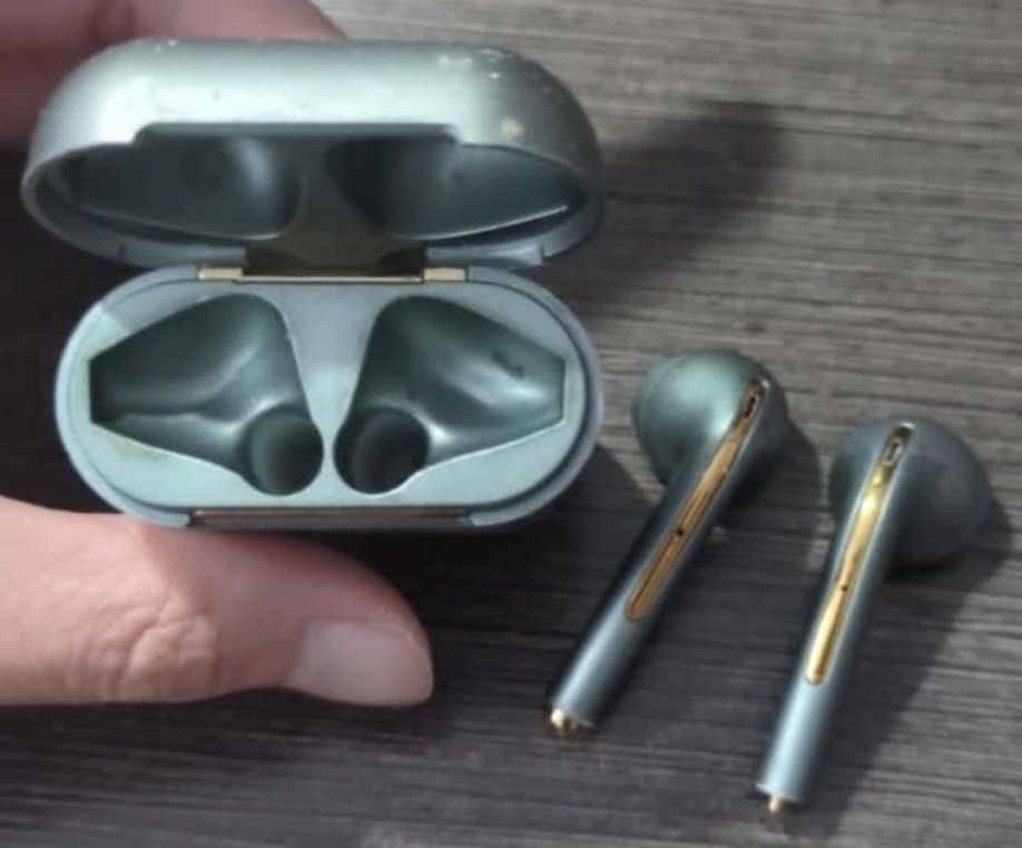 Light Blue Wireless Earbuds with Charging Case502079419351060482