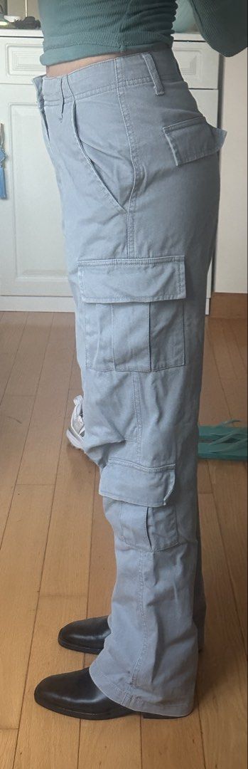 Light Grey Cargo Pants supré （分類：長褲）位於 Hong Kong。 由 katrinacccx 提交（商品編號 1447212150，圖片 2）。簡介： bought from Supré Melbourne Australia Size 6 model height 160cm loose fit easy daily mix and match Loose fit cargo pants in a light grey colour. Multiple pockets on the sides and back. Button and zip closure at the front. Comfortable and practical for everyday wear. Great for a casual streetwear look.。