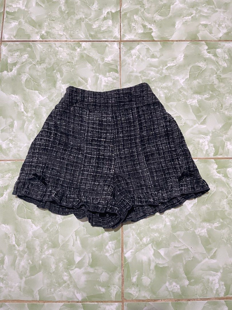 LIS LIZA BOW PLAID SKIRT SHORT (Category: Skirts) located in Cagayan de Oro. Submitted by patrickjam03829 (Listing ID 1447224820, Image 1). Description: size 24-28 garterized good condition .