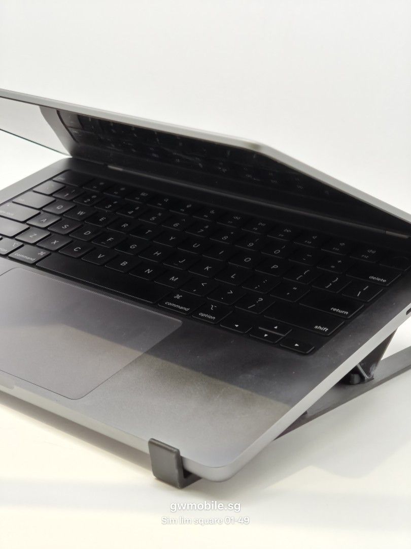 MacBook Pro M3 8/512GB 14 inch 9715498346721532989445