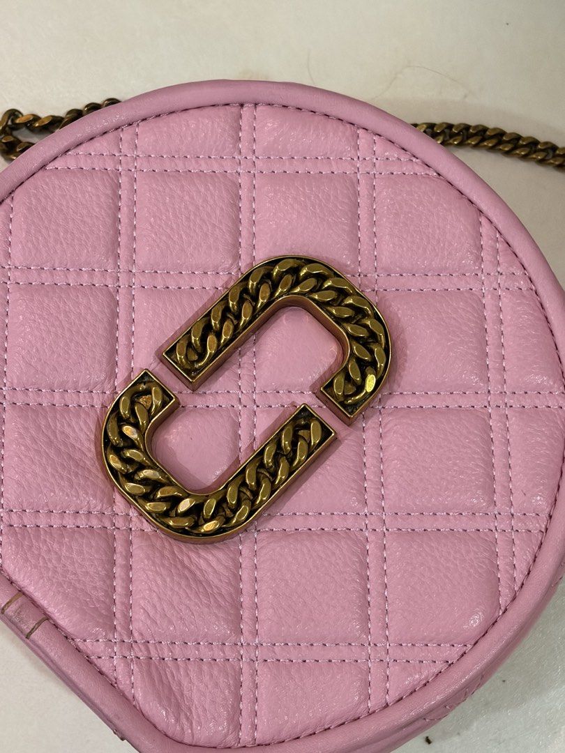 Marc Jacobs Round Crossbody Bag (Category: Luxury Bags & Wallets) located in Cainta. Submitted by lucybadussy (Listing ID 1403025681, Image 2). Description: -Used once -There are signs of usage but not halata MOD: Lalamove / Grab Express / Angkas Padala / Joyride Delivery Loc: Tondo / Taft / Cainta.