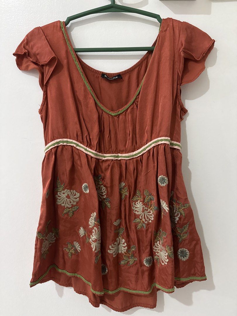 Massimo Dutti Embroidered Babydoll Top (Category: Blouses) located in Mabalacat. Submitted by prelovedbydne (Listing ID 1447203882, Image 1). Description: -selling as is, has color stains on bust area - see photos -can fit xs to small.